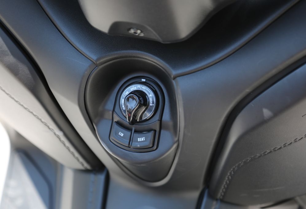 车评测视频对比,雅马哈xmax300摩旅进藏