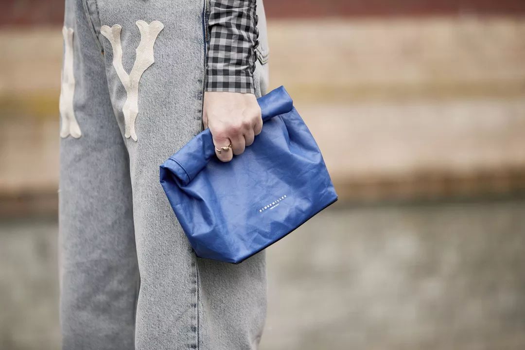 刘雯斜挎休闲包,今年流行的刘雯同款包