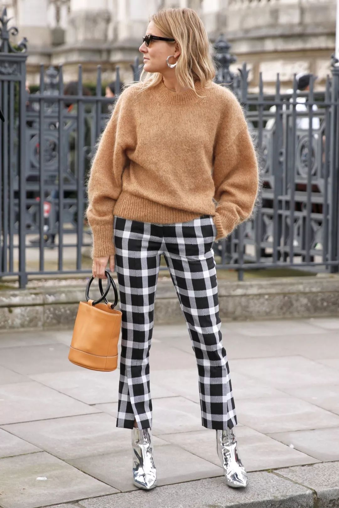 刘雯斜挎休闲包,今年流行的刘雯同款包