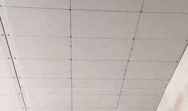 新房吊顶开裂处理后颜色不一样,客厅吊顶开裂的处理方法