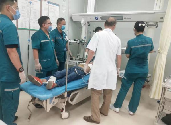 中暑高烧42度抢救一天,中暑41度以上立即降温