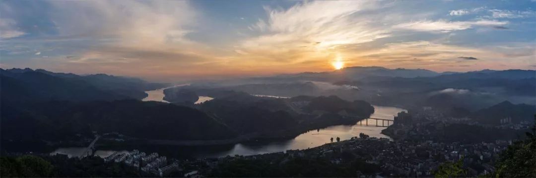 数千名登山爱好者齐聚,千名登山爱好者徒步山间