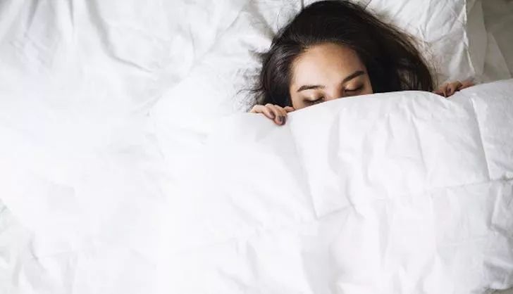 睡觉是应该多穿衣服还是少穿衣服,科普睡觉时到底要不要穿衣服