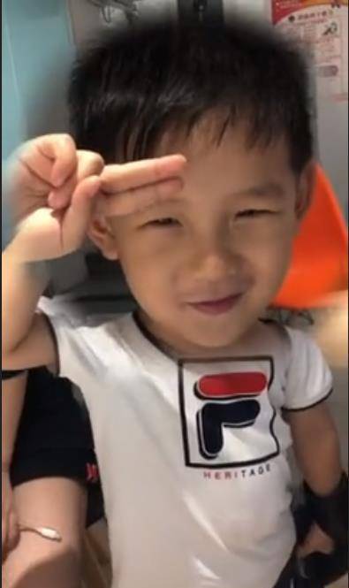 何洁儿子七宝展示才艺,何洁和七宝合影