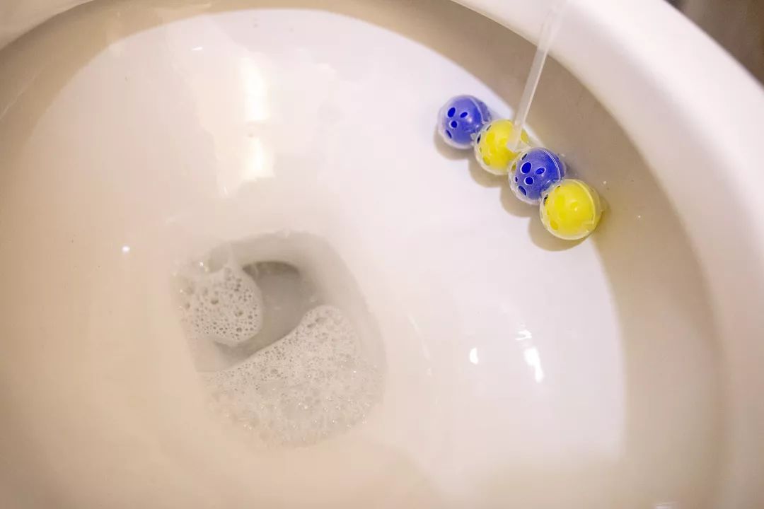 马桶特价秒杀200-300元,马桶冲水喷射大量细菌是真的吗