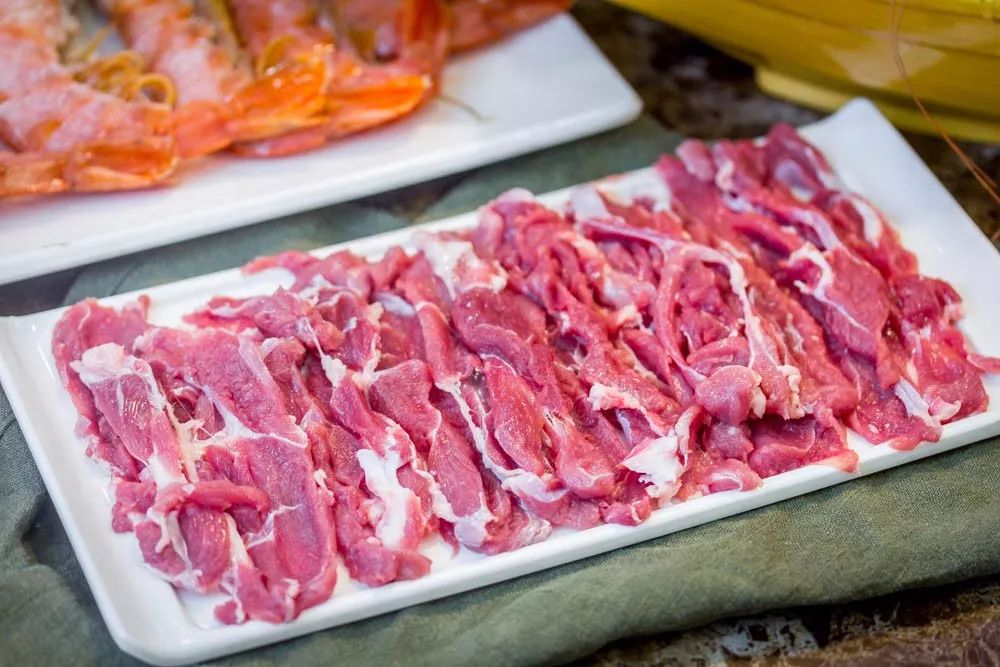 1元/只海白虾，2.8元/只鲍鱼，3.8元/只碳烤生蚝！啤酒喝一瓶还送一瓶！这家人气平价海鲜火锅老店让你嗨翻整个今夏