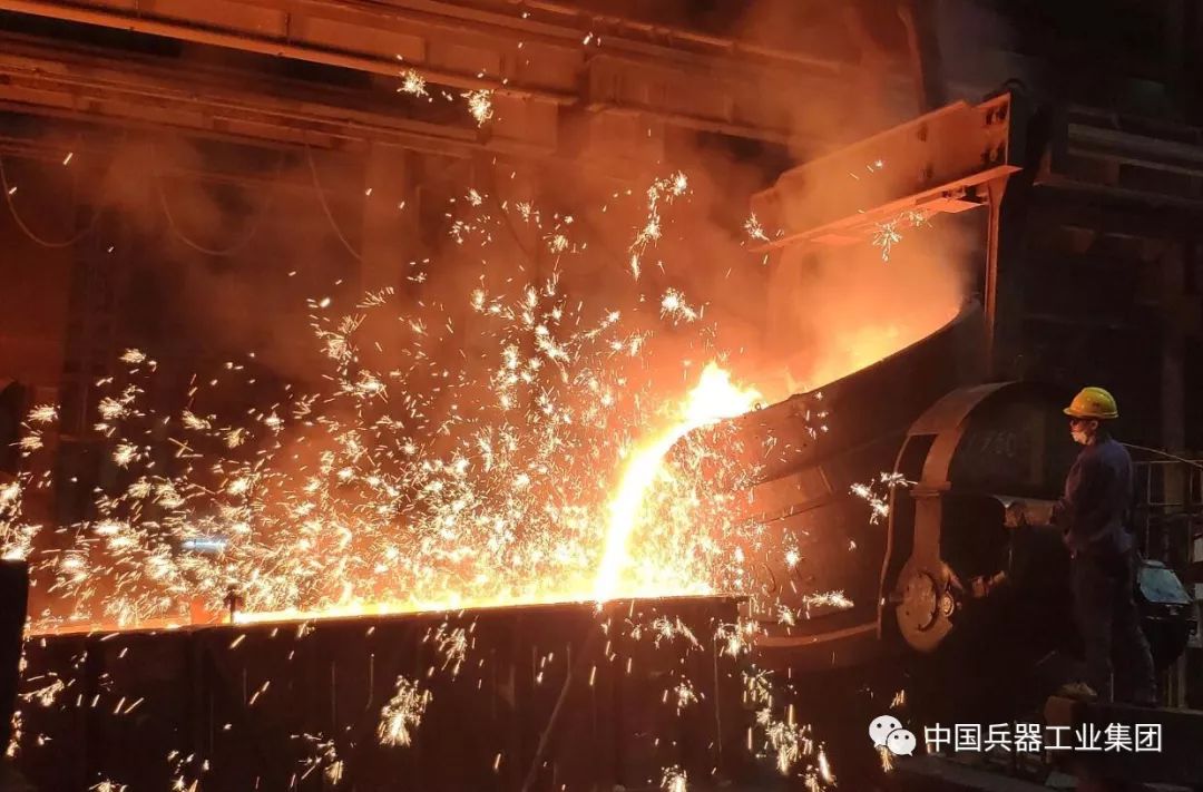 战高温电力工人头顶烈日带电作业,战高温迎考验