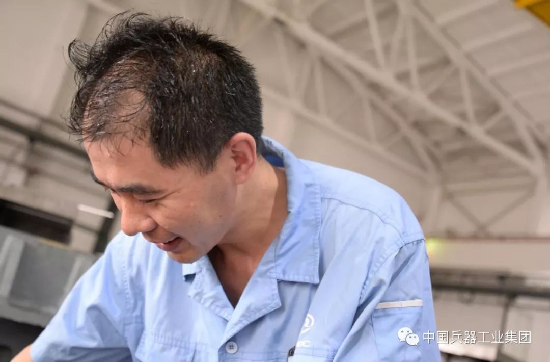 战高温电力工人头顶烈日带电作业,战高温迎考验