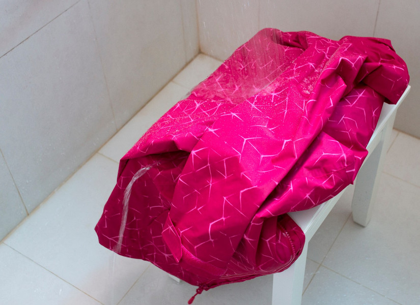 伊犁那拉提旅游冲锋衣穿搭,新疆伊犁风景冲锋衣