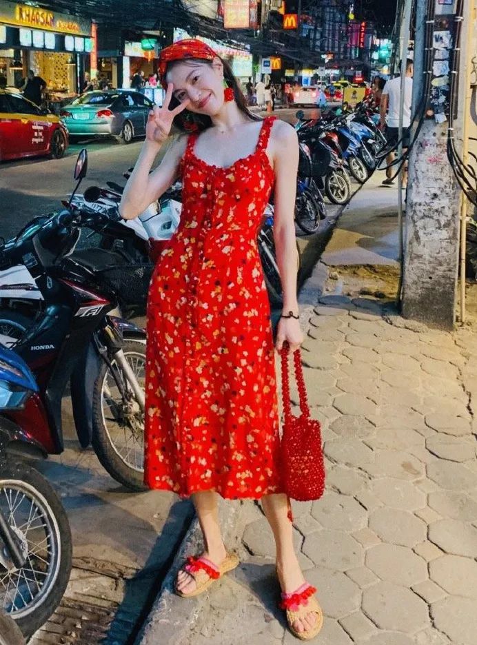 宋茜的衣服为什么这么高,宋茜一身醒目的白色套装