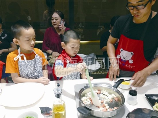 第三期“小记者变身小厨师”有爱的营养早餐惊艳全家