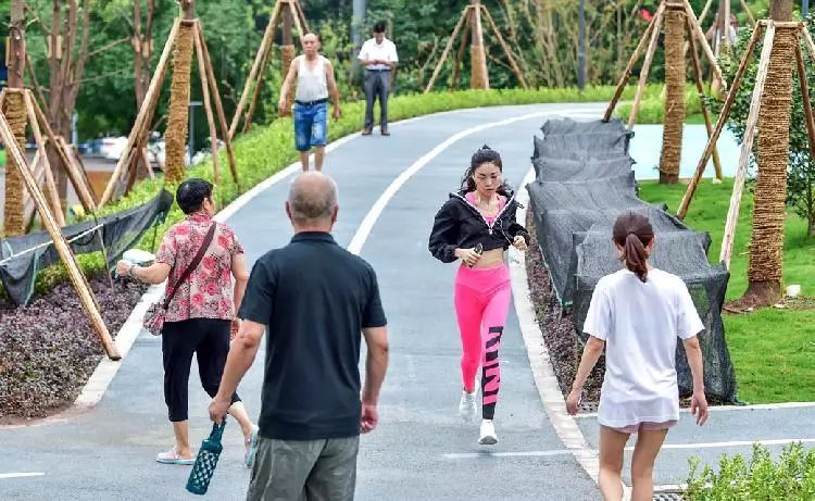 荒地变绿地视频,又一个休闲健身的好去处