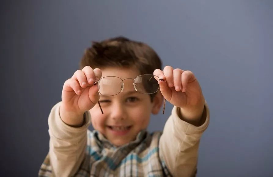 理疗治疗近视靠谱吗,按摩经络治疗近视靠谱吗