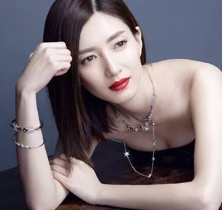 张艺兴与三星解约？！江疏影与施华洛世奇解约！杨幂刘雯明星代言与时尚品牌取消合作！难道又是第二批DG？