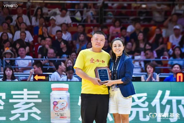 周杰伦林书豪合拍,周杰伦林书豪友谊赛昆凌现身