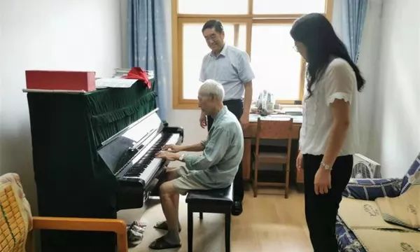 不忘初心牢记使命慰问老干部,不忘初心牢记使命看望老红军