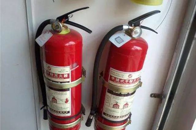 灭火器的实际操作讲解和注意事项,干粉灭火器要知道的冷知识