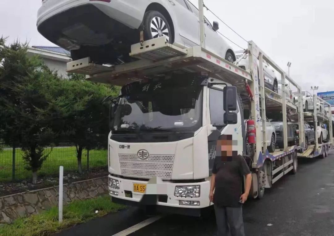 啥操作？男子花1500元“买”来一对银*铐手**！