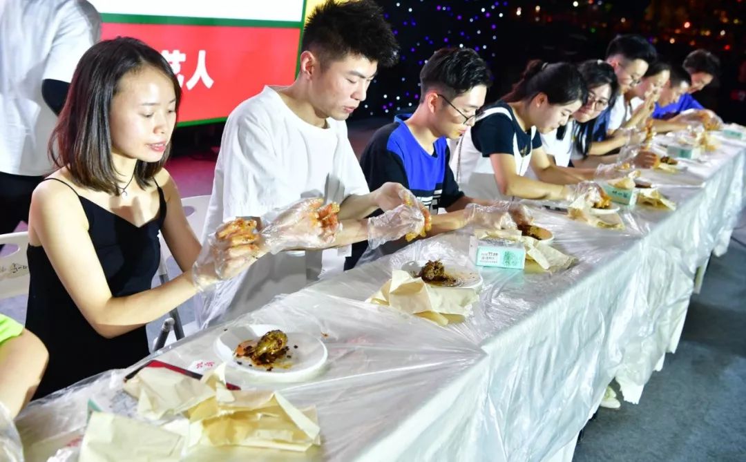 一场狂欢盛会，让成都人记住什么叫做五光十色、安逸好耍的“豆瓣红”