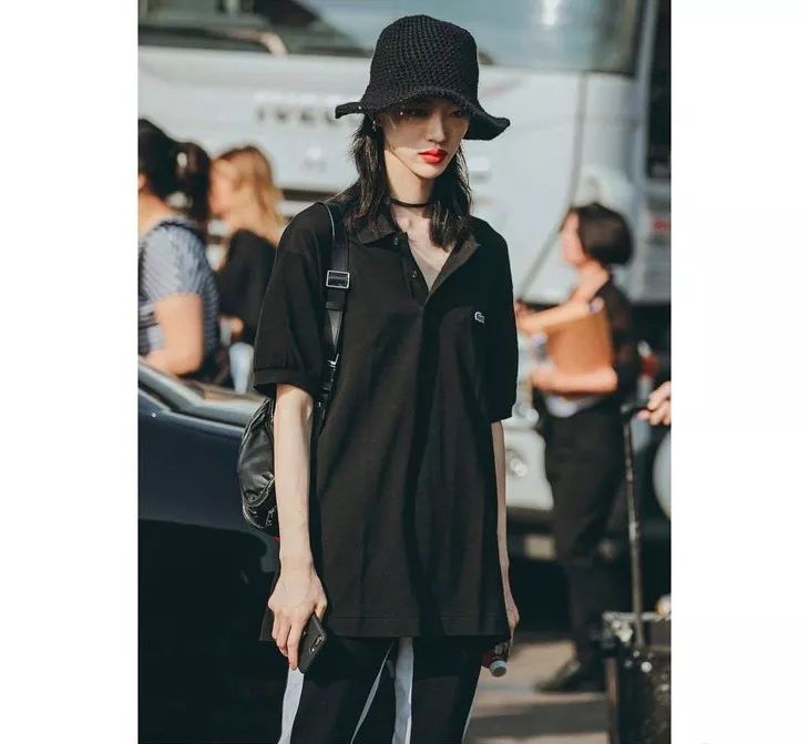 比起穿黑婚纱结婚，她们还可以更酷