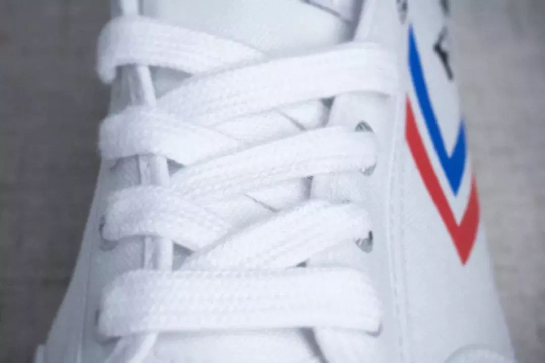 中国60年前造了双小白鞋，法国人一夜“偷走”赚翻了！今天它潮回来了