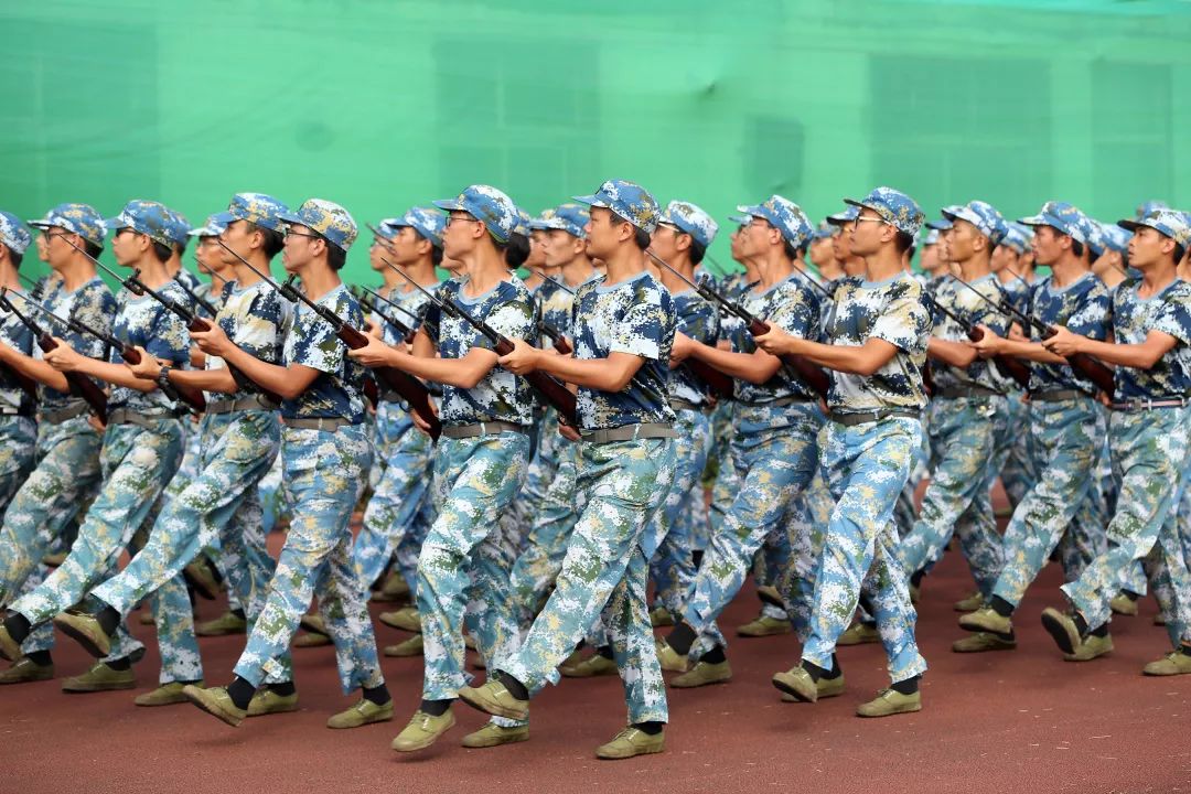 军训攻略让我们一起潇洒的晒黑,军训特辑让我们一起优雅地晒黑