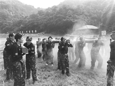 又扎心了！杭州初中新生这几天密集军训哭着想家的男生多于女生