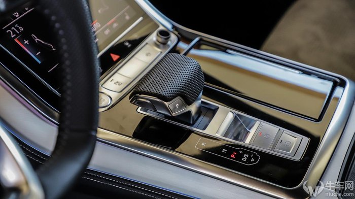 q8奥迪2022款试驾视频夜间,宝马x5和奥迪q8试驾哪个更值