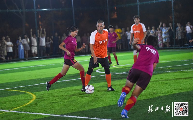 青山朋友来踢球啊！月底前，足球场要上新了