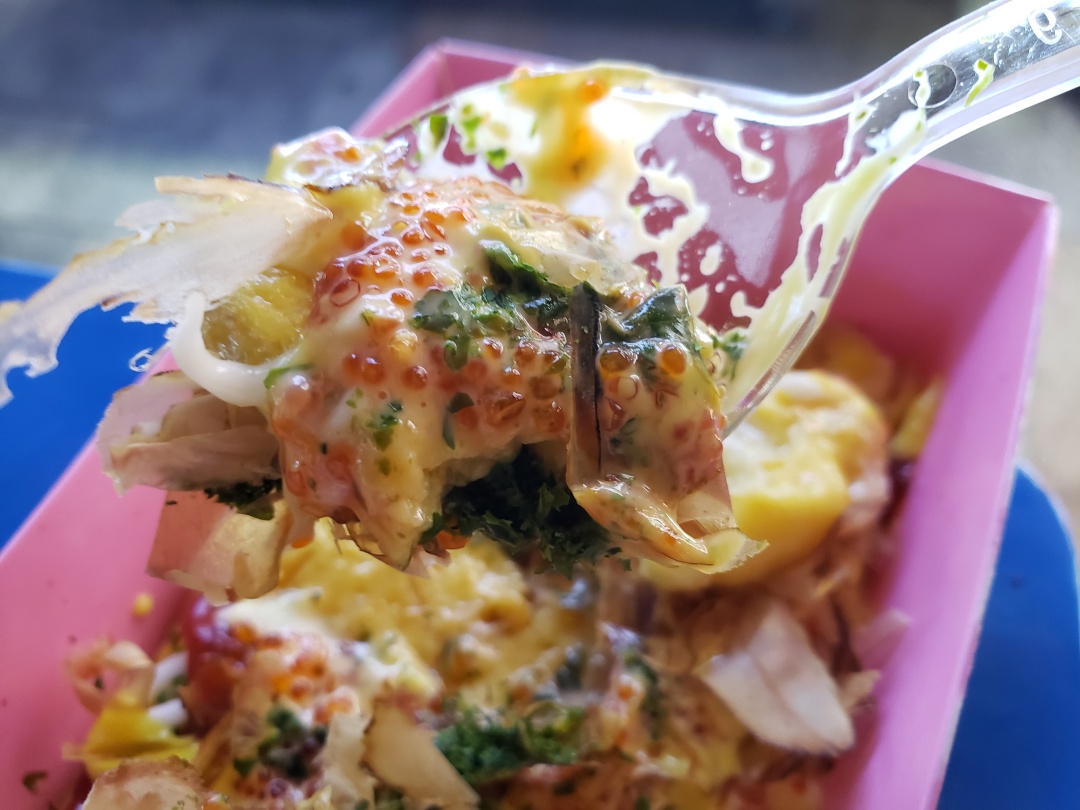 夜太美，尽管再催肥，总有人围着小摊排着队