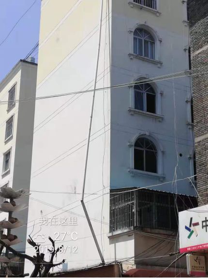 火车开在人行道？大井这里有跟管子要断了！万联茗景、银河小区不动产证等6个答复来了…