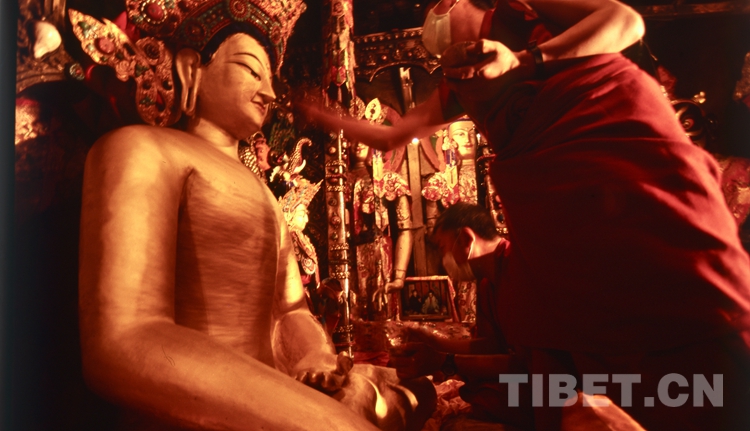 大昭寺镇寺之宝的刷金仪式