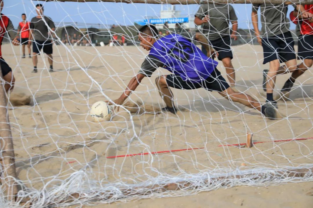 沙滩足球花式动作,沙滩足球踢的是排球吗