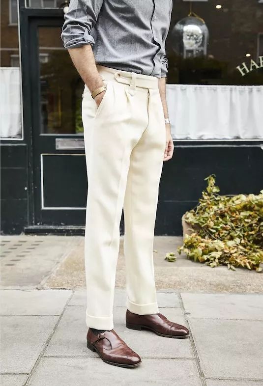 男人穿什么显得有钱,穿浅色裤子的男人性格