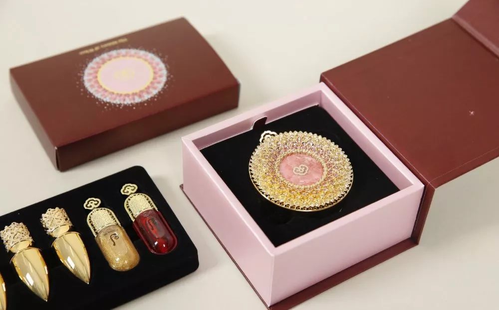 编辑部翻包|90—00的编辑们到底在用什么美妆好物?(一)(文末有福利)