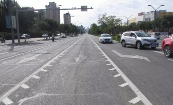 开车看到带锯齿的车道一定要小心,新手路上遇到锯齿车道