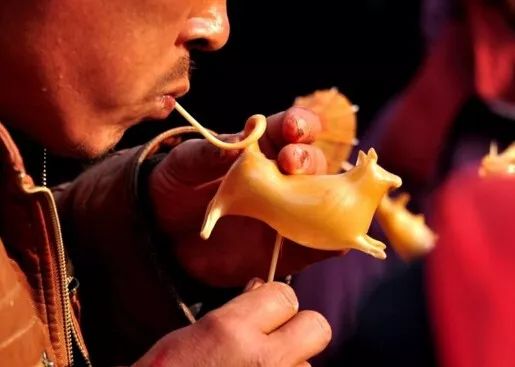 你吃的硬糖都是玻璃，所以能做成迷惑科学家400年的超硬玩具