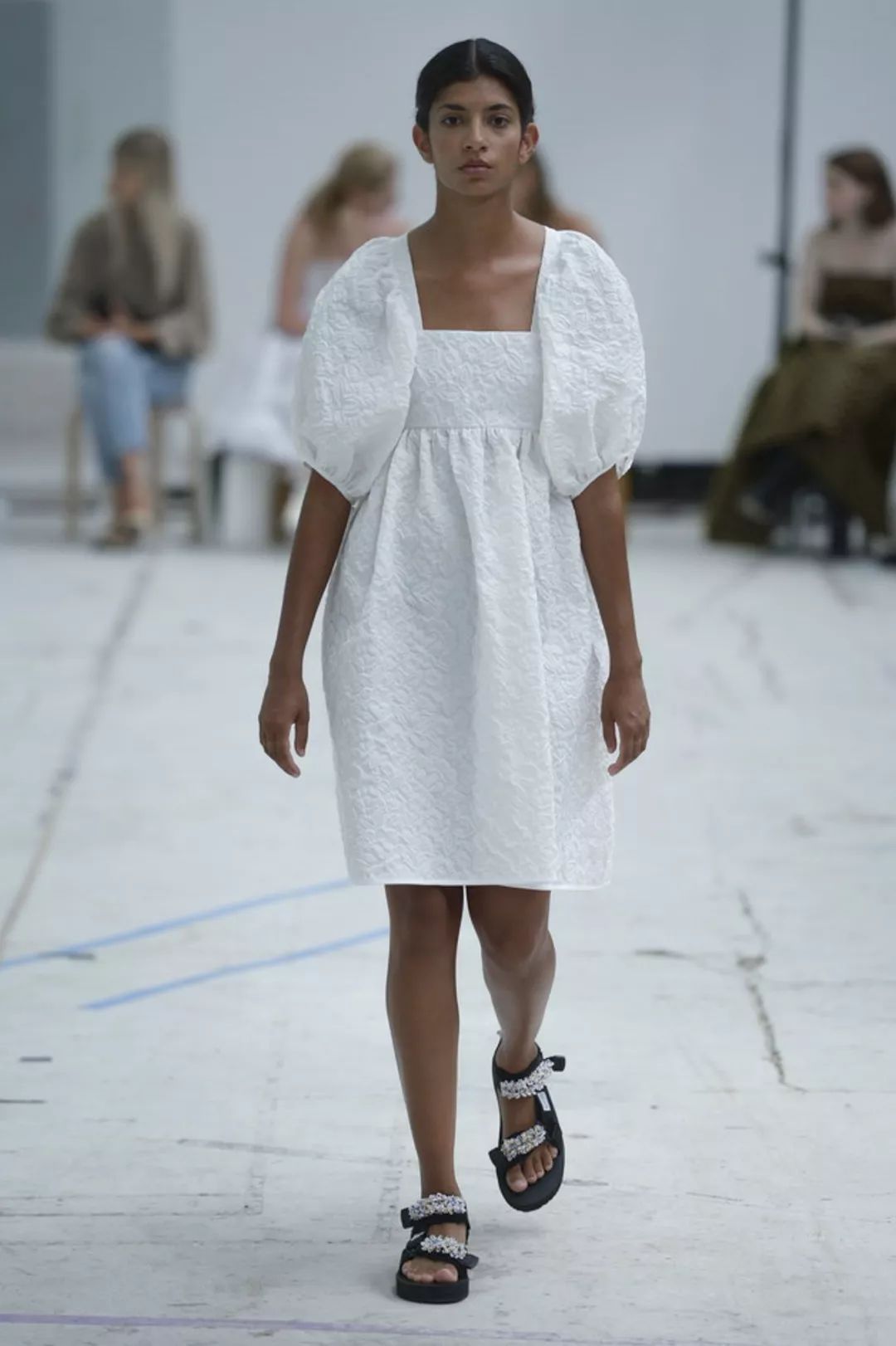 秋冬黑红裙子大码胖mm显瘦遮肉,今年最火的裙子显瘦遮肉