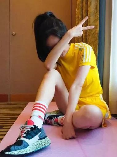 杨幂同款卷边袜,杨幂波点袜时尚大片