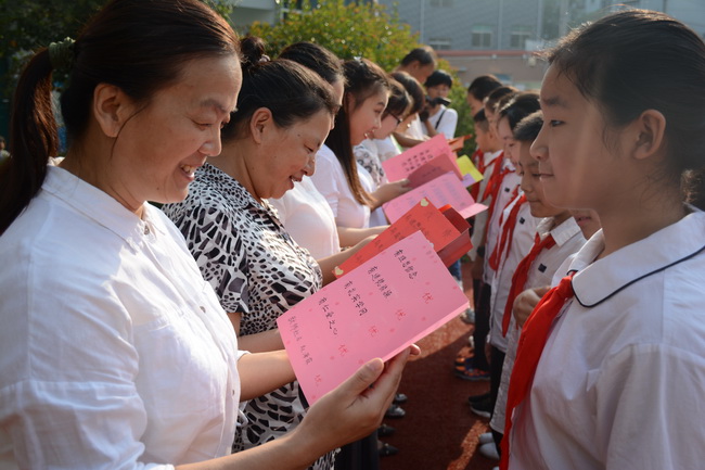 教师节学生给老师送礼物怎么写话,怎样夸学生给老师送教师节礼物
