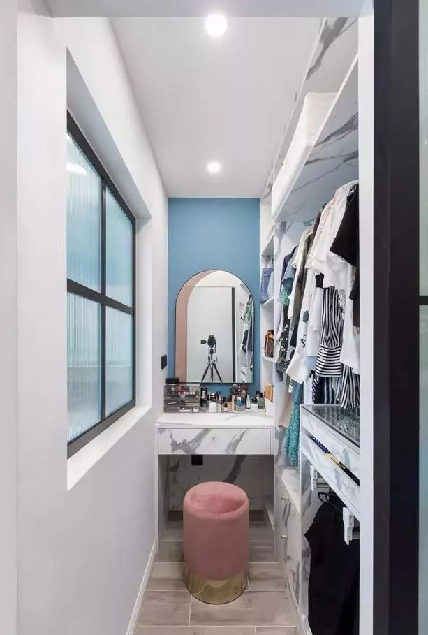 适合年轻人的衣柜玻璃门,最新流行的衣柜极简玻璃门