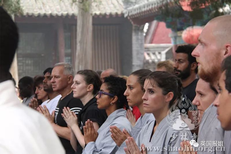 外国人在少林寺的日常训练,三个外国人来中国少林寺学武