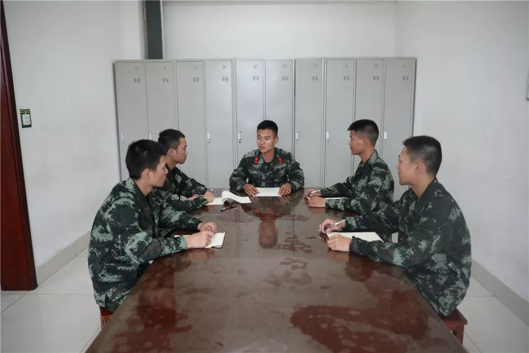 新战友穿着21式军服入营,上等兵在部队的日常生活