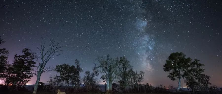 深夜黄河边，星星俯冲了下来