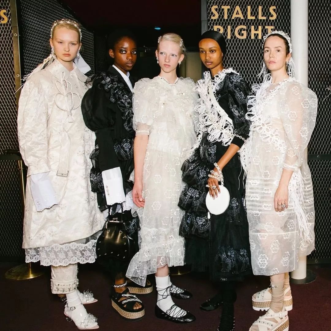 丝绸吊带长裙巴黎时装周,simonerocha泡泡裙