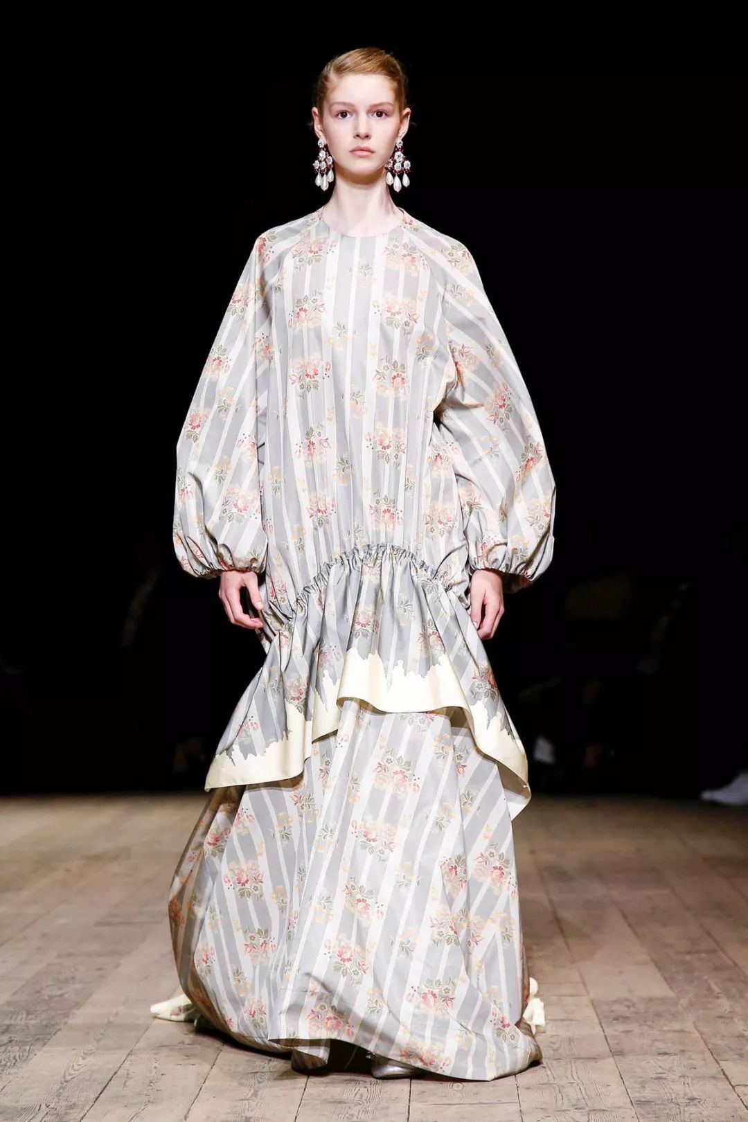 丝绸吊带长裙巴黎时装周,simonerocha泡泡裙