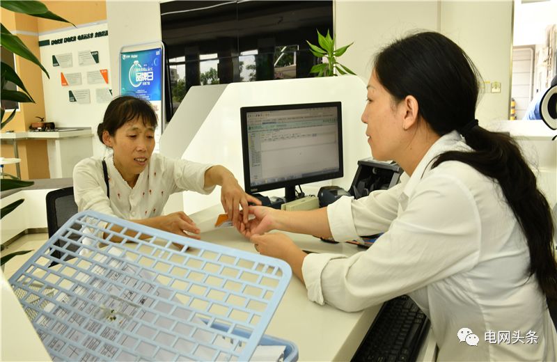 老人攥着一张小纸条，一见供电员工就塞进他手里…