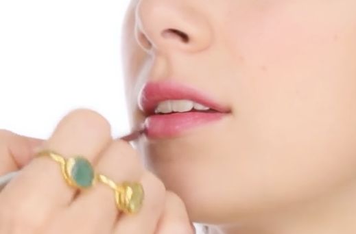 推荐涂到唇上水嘟嘟的唇膏,涂上嘴特别水润显色的唇膏