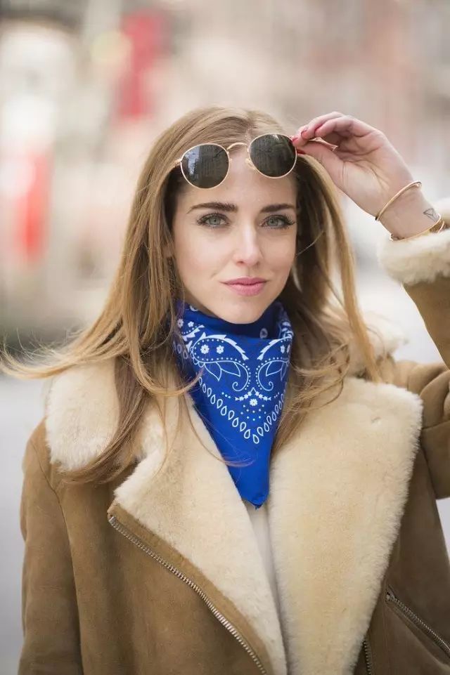 丝巾新系法这样穿美出新高度,秋冬细窄条丝巾的系法大全