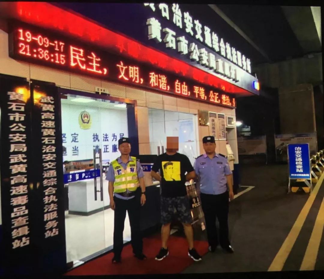 一群警察去ktv嗨翻全场,百名警察冲进ktv